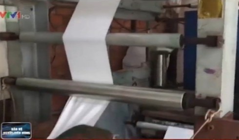 Video: Thâm nhập cơ sở sản xuất khăn giấy ướt ngay cạnh cống - ảnh 1