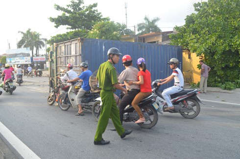 Xe container nổ lốp đâm gẫy cây bên đường - ảnh 4