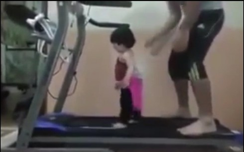 Video: Em bé khóc thét vì tập chạy trong phòng gym - ảnh 1