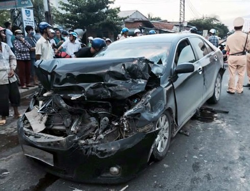 Xe Camry biển số giả gây tai nạn chở ngà voi châu Phi - ảnh 1