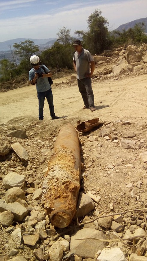 Phát hiện quả bom dài gần 2 mét - ảnh 1