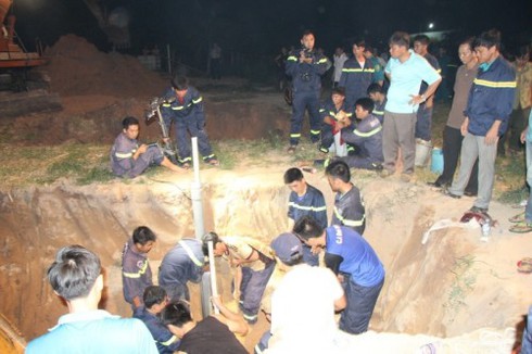 Cứu thành công cháu bé 7 tuổi bị rơi xuống giếng sâu 10m - ảnh 4