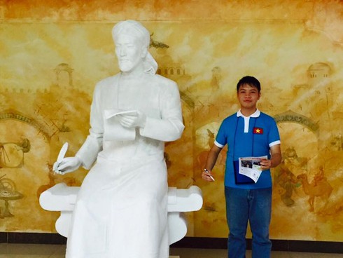 Chàng trai được mẹ hộ tống đi thi Olympic Tin học quốc tế - ảnh 1