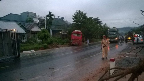 3 xe khách tông liên hoàn, 1 người chết và 7 người bị thương - ảnh 1