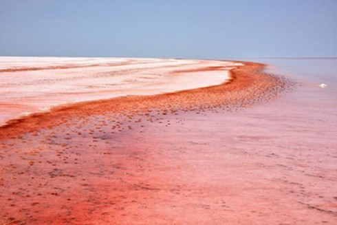 Hồ nước có màu đỏ như máu ở Thổ Nhĩ Kỳ - ảnh 1