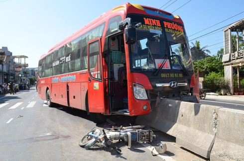 Xe giường nằm hất văng xe máy, cán nát dải phân cách - ảnh 1