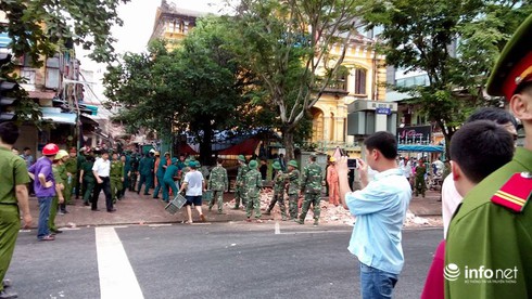 Sập nhà cổ tại 107 Trần Hưng Đạo: Sau 2 tiếng, vẫn còn người mắc kẹt - ảnh 9