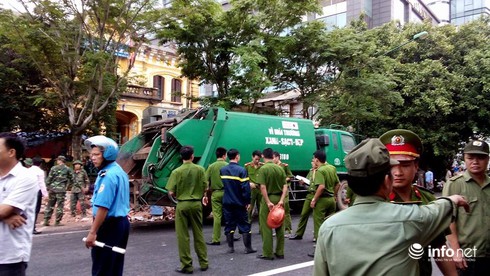 Sập nhà cổ tại 107 Trần Hưng Đạo: Sau 2 tiếng, vẫn còn người mắc kẹt - ảnh 10