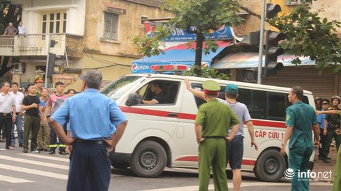 Sập nhà cổ tại 107 Trần Hưng Đạo: Sau 2 tiếng, vẫn còn người mắc kẹt - ảnh 5