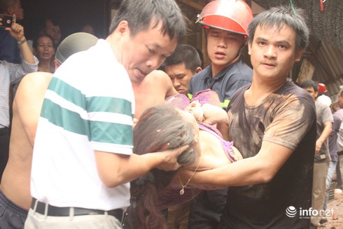 Sập nhà cổ tại 107 Trần Hưng Đạo: Sau 2 tiếng, vẫn còn người mắc kẹt - ảnh 22