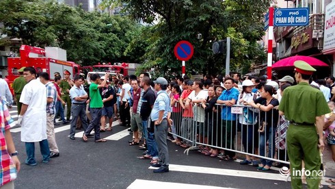 Sập nhà cổ tại 107 Trần Hưng Đạo: Sau 2 tiếng, vẫn còn người mắc kẹt - ảnh 13