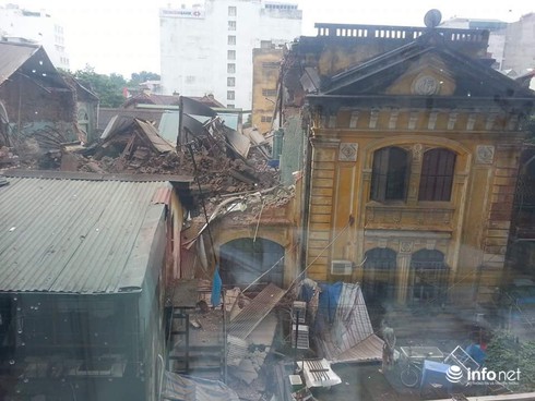 Sập nhà cổ tại 107 Trần Hưng Đạo: Sau 2 tiếng, vẫn còn người mắc kẹt - ảnh 26