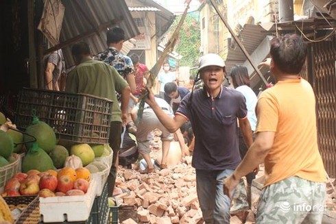 Sập nhà cổ tại 107 Trần Hưng Đạo: Sau 2 tiếng, vẫn còn người mắc kẹt - ảnh 21