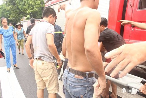 Sập nhà cổ tại 107 Trần Hưng Đạo: Sau 2 tiếng, vẫn còn người mắc kẹt - ảnh 15