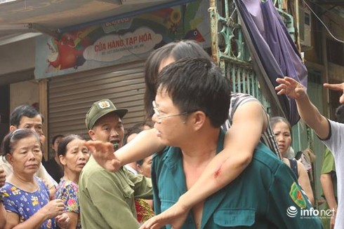 Sập nhà cổ tại 107 Trần Hưng Đạo: Sau 2 tiếng, vẫn còn người mắc kẹt - ảnh 16