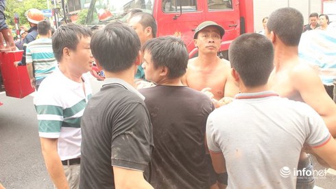 Sập nhà cổ tại 107 Trần Hưng Đạo: Sau 2 tiếng, vẫn còn người mắc kẹt - ảnh 17