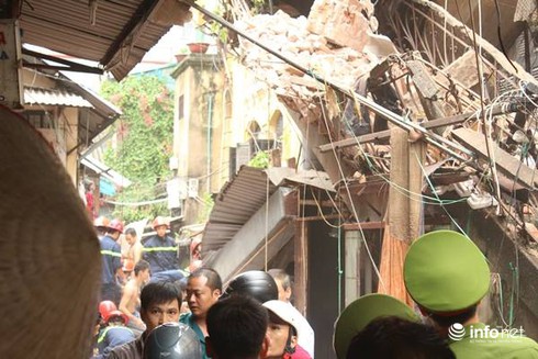 Sập nhà cổ tại 107 Trần Hưng Đạo: Sau 2 tiếng, vẫn còn người mắc kẹt - ảnh 18