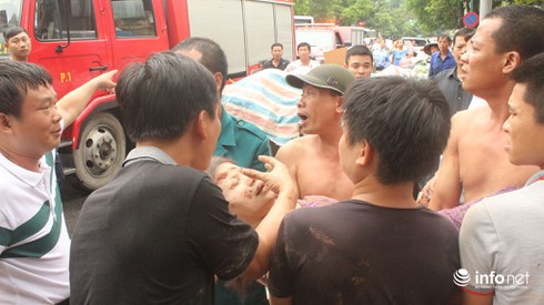 Sập nhà cổ tại 107 Trần Hưng Đạo: Sau 2 tiếng, vẫn còn người mắc kẹt - ảnh 23