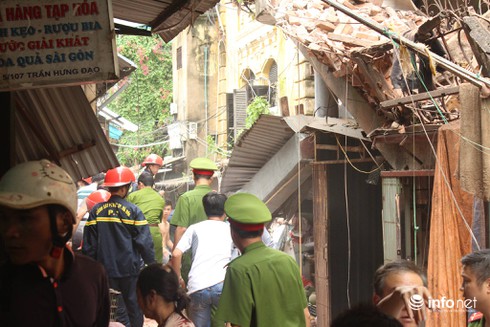 Sập nhà cổ tại 107 Trần Hưng Đạo: Sau 2 tiếng, vẫn còn người mắc kẹt - ảnh 24