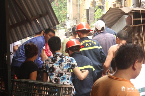 Sập nhà cổ tại 107 Trần Hưng Đạo: Sau 2 tiếng, vẫn còn người mắc kẹt - ảnh 25