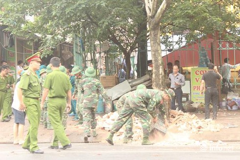 Sập nhà cổ tại 107 Trần Hưng Đạo: Sau 2 tiếng, vẫn còn người mắc kẹt - ảnh 3