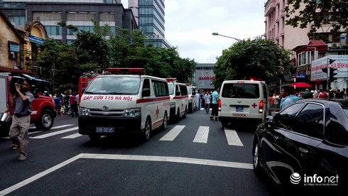 Sập nhà cổ tại 107 Trần Hưng Đạo: Sau 2 tiếng, vẫn còn người mắc kẹt - ảnh 14