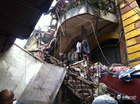 Sập nhà cổ tại 107 Trần Hưng Đạo: Sau 2 tiếng, vẫn còn người mắc kẹt - ảnh 7