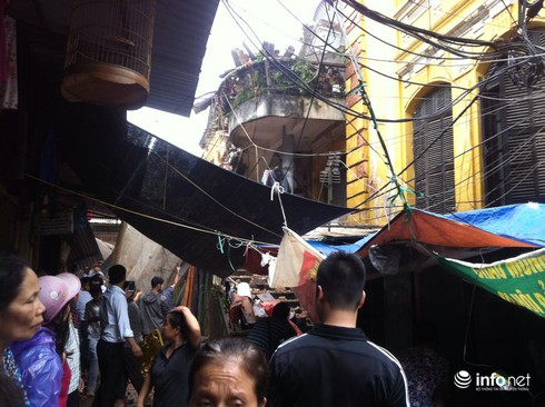 Sập nhà cổ tại 107 Trần Hưng Đạo: Sau 2 tiếng, vẫn còn người mắc kẹt - ảnh 8