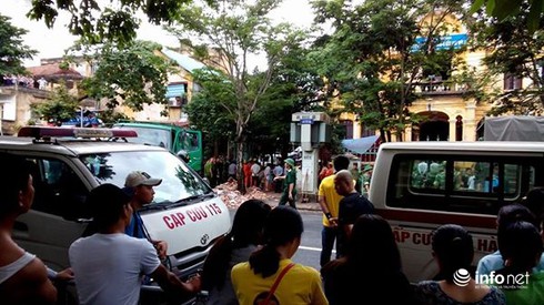 Sập nhà cổ tại 107 Trần Hưng Đạo: Sau 2 tiếng, vẫn còn người mắc kẹt - ảnh 6