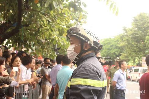 Sập nhà cổ tại 107 Trần Hưng Đạo: Sau 2 tiếng, vẫn còn người mắc kẹt - ảnh 4