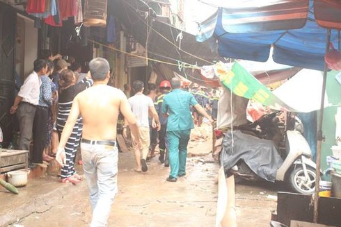 Sập nhà cổ tại 107 Trần Hưng Đạo: Sau 2 tiếng, vẫn còn người mắc kẹt - ảnh 2