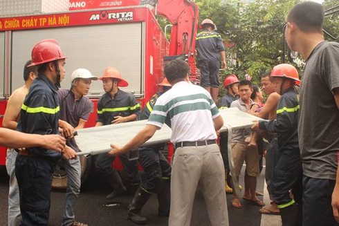 Sập nhà cổ tại 107 Trần Hưng Đạo: Sau 2 tiếng, vẫn còn người mắc kẹt - ảnh 1