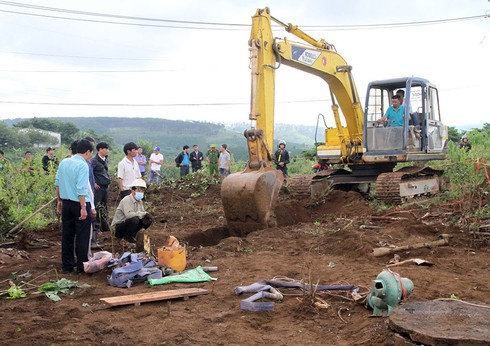 Khai quật giếng nước tìm hài cốt vợ chồng bị giết từ 3 năm trước - ảnh 1