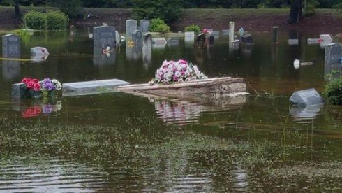 Quan tài trôi trong nghĩa địa ngập nước lũ ở Mỹ - ảnh 1
