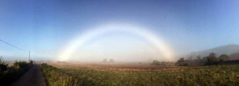 Cầu vồng trắng xuất hiện tại Scotland - ảnh 1