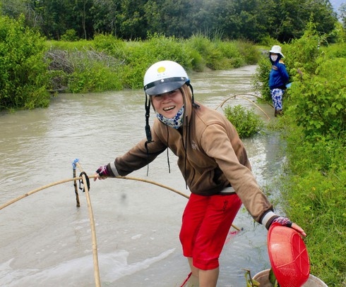 Rủ nhau đi bắt cá con - ảnh 2