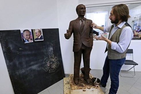 Nhà điêu khắc tạc tượng Putin bằng sôcôla - ảnh 1