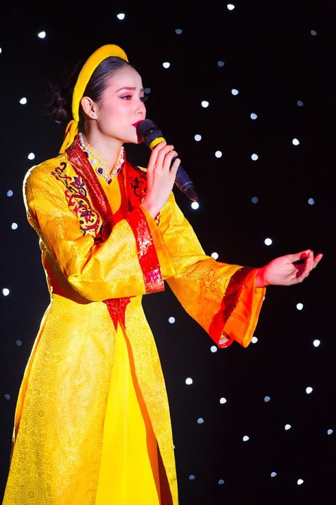 Phạm Hương lại gây sốt khi hát