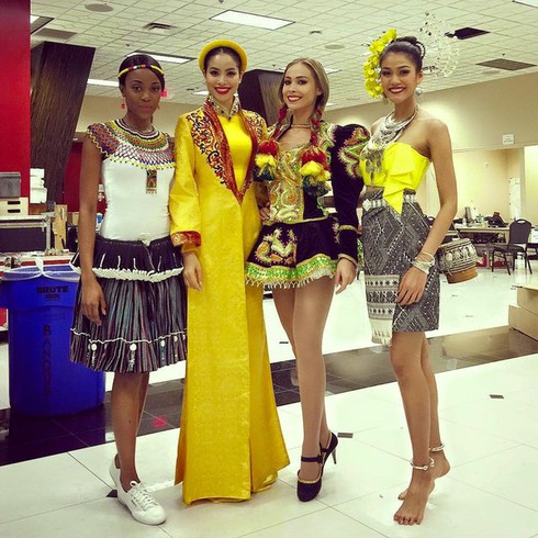 Phạm Hương lại gây sốt khi hát