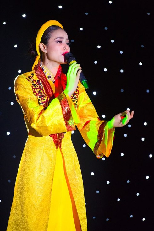 Phạm Hương lại gây sốt khi hát