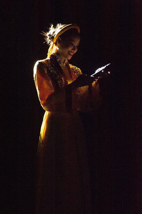 Phạm Hương lại gây sốt khi hát