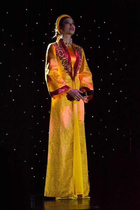 Phạm Hương lại gây sốt khi hát