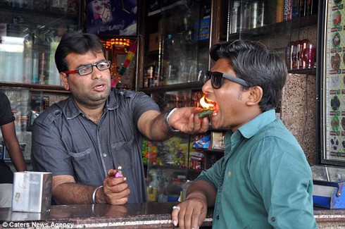 Cách làm sạch miệng độc đáo với lửa - ảnh 1