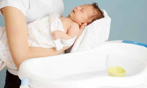 Cách tắm cho bé sơ sinh vào mùa đông rét mướt - ảnh 1