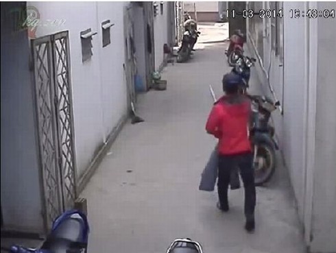 Tên trộm mặc áo đỏ, đội mũ đỏ - ảnh 1