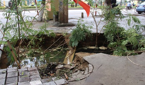 Xuất hiện “hố tử thần” ngay trên vỉa hè đại lộ Lê Lợi, TP Thanh Hóa - ảnh 1