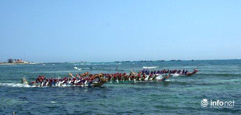 Lý Sơn khai hội đua thuyền đầu năm - ảnh 2