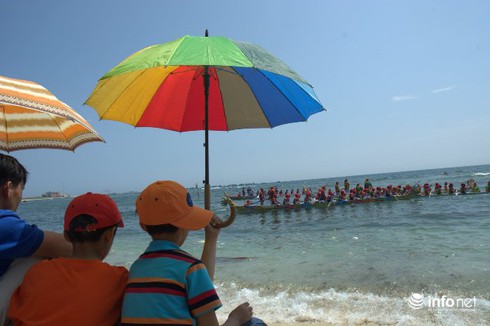 Lý Sơn khai hội đua thuyền đầu năm - ảnh 4