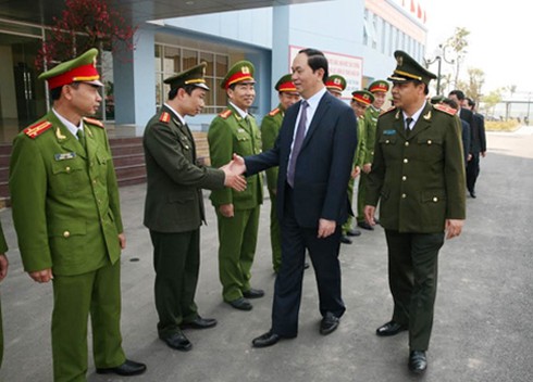 Các đồng chí lãnh đạo thăm, chúc Tết Công an Nam Định, Bến Tre - ảnh 1