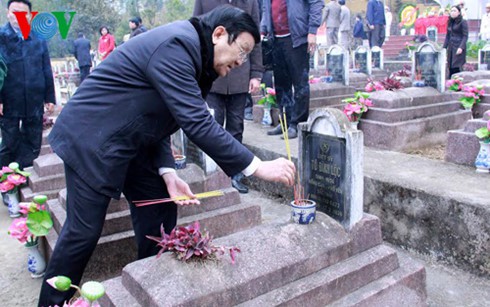 Chủ tịch nước dâng hương tưởng nhớ liệt sĩ bảo vệ biên giới phía Bắc - ảnh 2